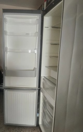 Nevera combi plateada, marca Edesa.