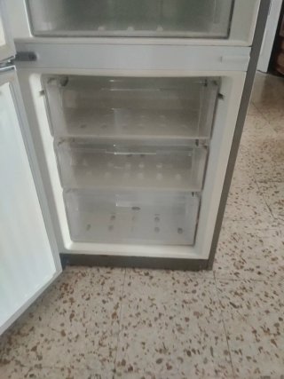 Nevera combi plateada, marca Edesa.