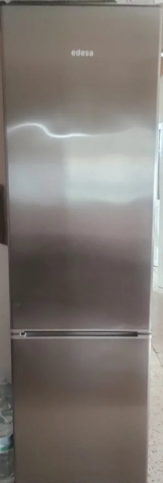 Nevera combi plateada, marca Edesa.