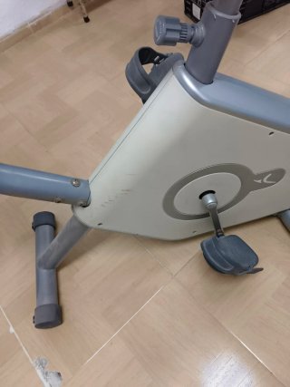 Bicicleta Estática Gris y blanca