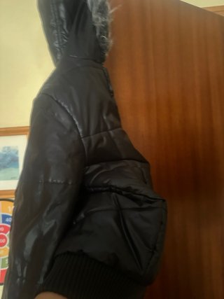 Chaquetón negro con capucha