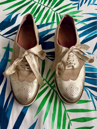 Zapatos dorados de piel con lazo