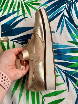 Zapatos dorados de piel con lazo