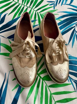 Zapatos dorados de piel con lazo