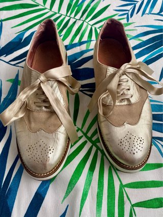Zapatos dorados de piel con lazo