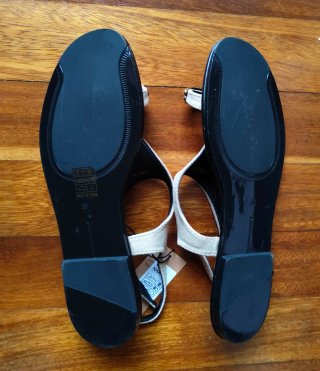 Sandalias beige y negro.