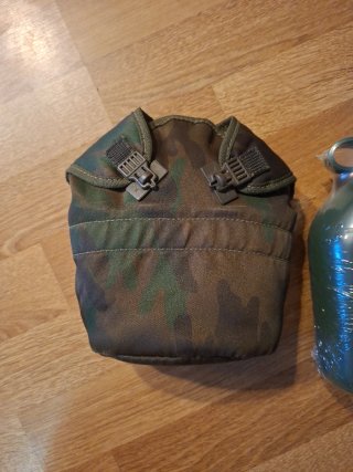 Cantimplora militar verde con funda
