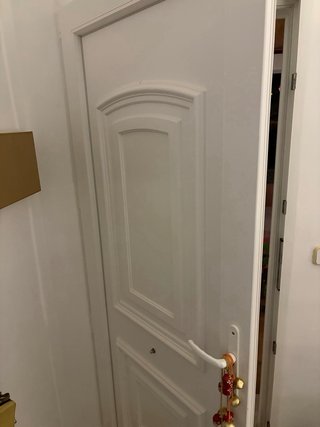 Puerta de entrada vivienda blanca PVC