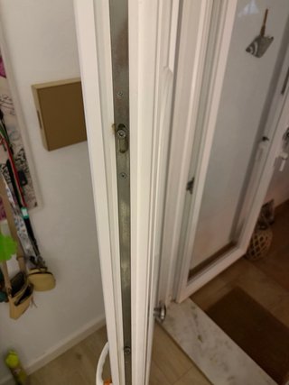 Puerta de entrada vivienda blanca PVC