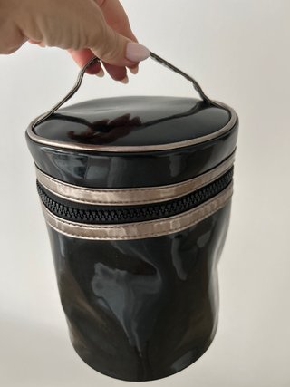 Neceser de viaje negro y plateado, medida 23cm
