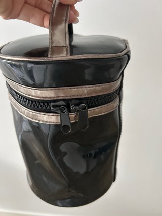 Neceser de viaje negro y plateado, medida 23cm