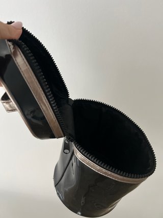Neceser de viaje negro y plateado, medida 23cm