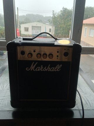 Guitarra Squier Stratocaster y ampli marshall