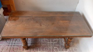 Mesa de madera con tapa de cristal