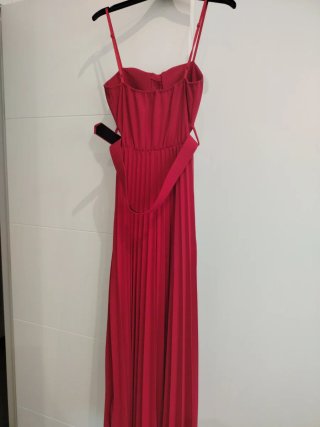 Vestido rojo midi tableado con cinturón