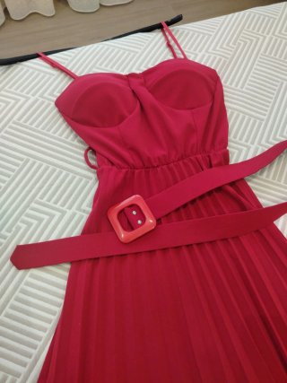 Vestido rojo midi tableado con cinturón