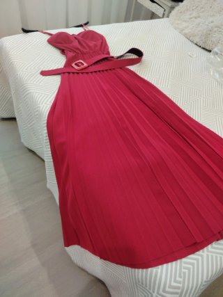 Vestido rojo midi tableado con cinturón