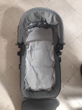 Carro de bebé gris