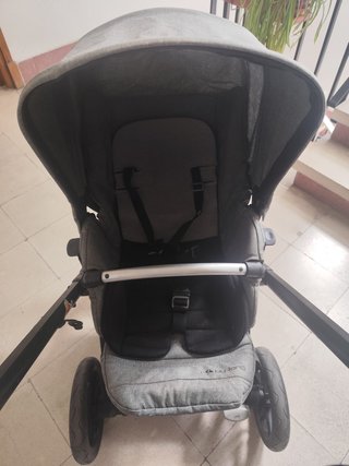 Carro de bebé gris