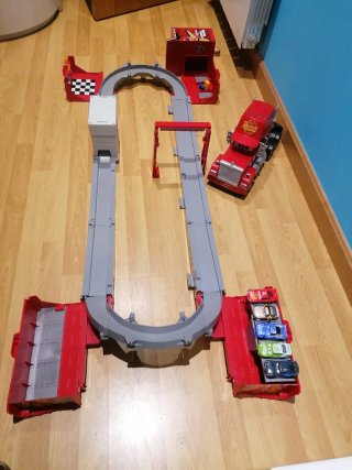 Camión Mack circuito de carreras Rayo Mcqueen