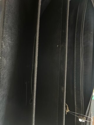 Maletín de cuero negro y marrón