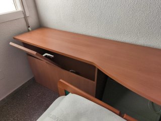 Cama individual, colchon, mesita y escritorio