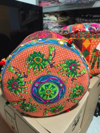 Puff otomano tela multicolor Kala 35€ u