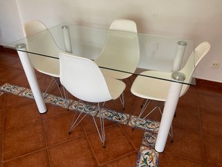 Mesa de vidrio con sillas
