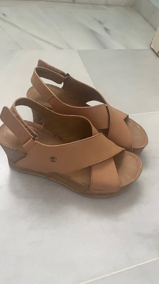 Sandalias cuña piel beige/marrón