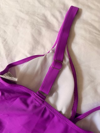 Traje de baño morado con fruncido