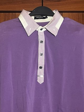 Camiseta polo morada con cuello blanco