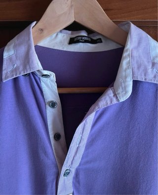 Camiseta polo morada con cuello blanco