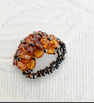 Anillo artesanal ámbar. Echo a mano. Estilo boho