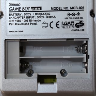 Game Boy Pocket plata con pantalla rota