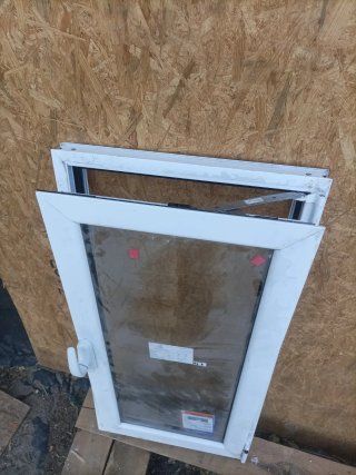Ventana aluminio pequeña blanca
