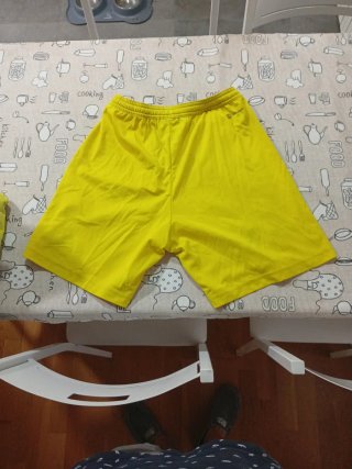 Pantalón corto deporte amarillo