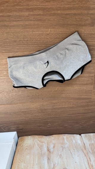 Top deportivo gris