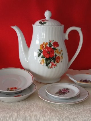 Lote cafetera/tetera vintage y platitos florales