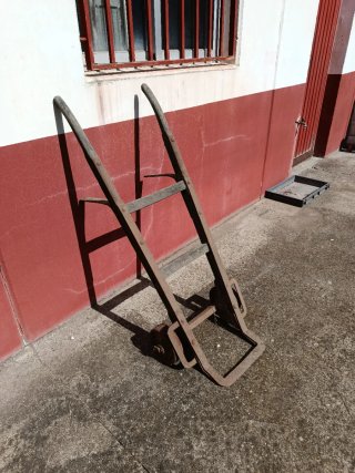 Carretilla antigua madera y hierro