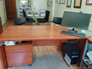 Mesa de escritorio de madera