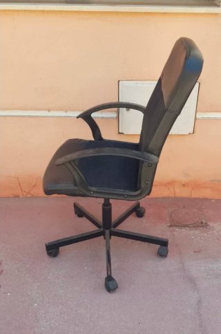 Sillón de oficina negro giratorio
