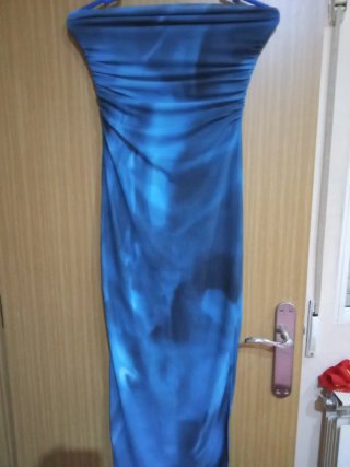 Vestido largo azul con abertura