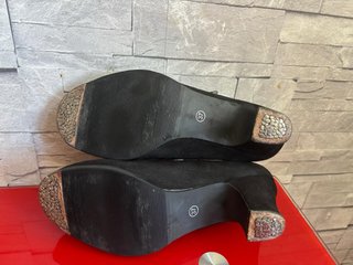 Zapatos de tacón negros con hebillas