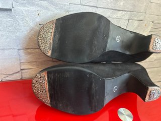 Zapatos de tacón negros con hebillas