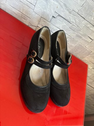 Zapatos de tacón negros con hebillas