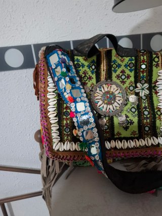 Bolso étnico bordado con flecos