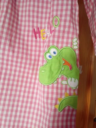 Bata escolar o babi rosa cuadros.   Talla 4