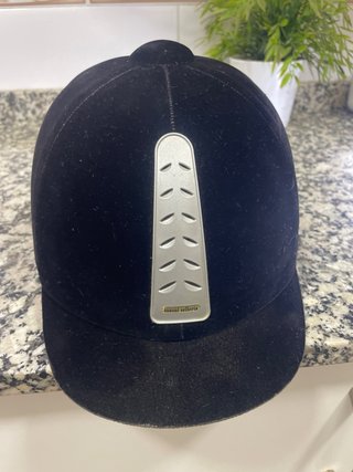 Casco de equitación negro. De Tosoni Selleria