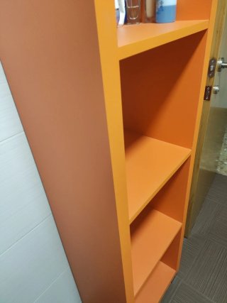 Estantería de madera naranja