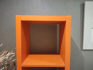Estantería de madera naranja